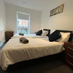 2 Double Beds Or 4 Singles, 2 Bathrooms, Free Parking, Smart Tv\'S, Close To Gunwharf Quays, Beach & Historic Dockyard