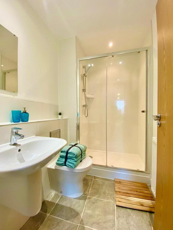 Coastal Comfort: Dual-bed Near Gunwharf Quays