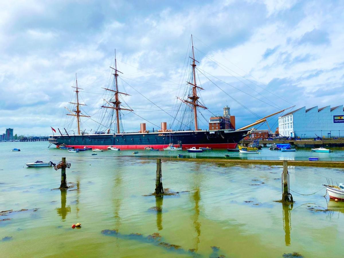 Coastal Comfort: Dual-bed Near Gunwharf Quays Portsmouth